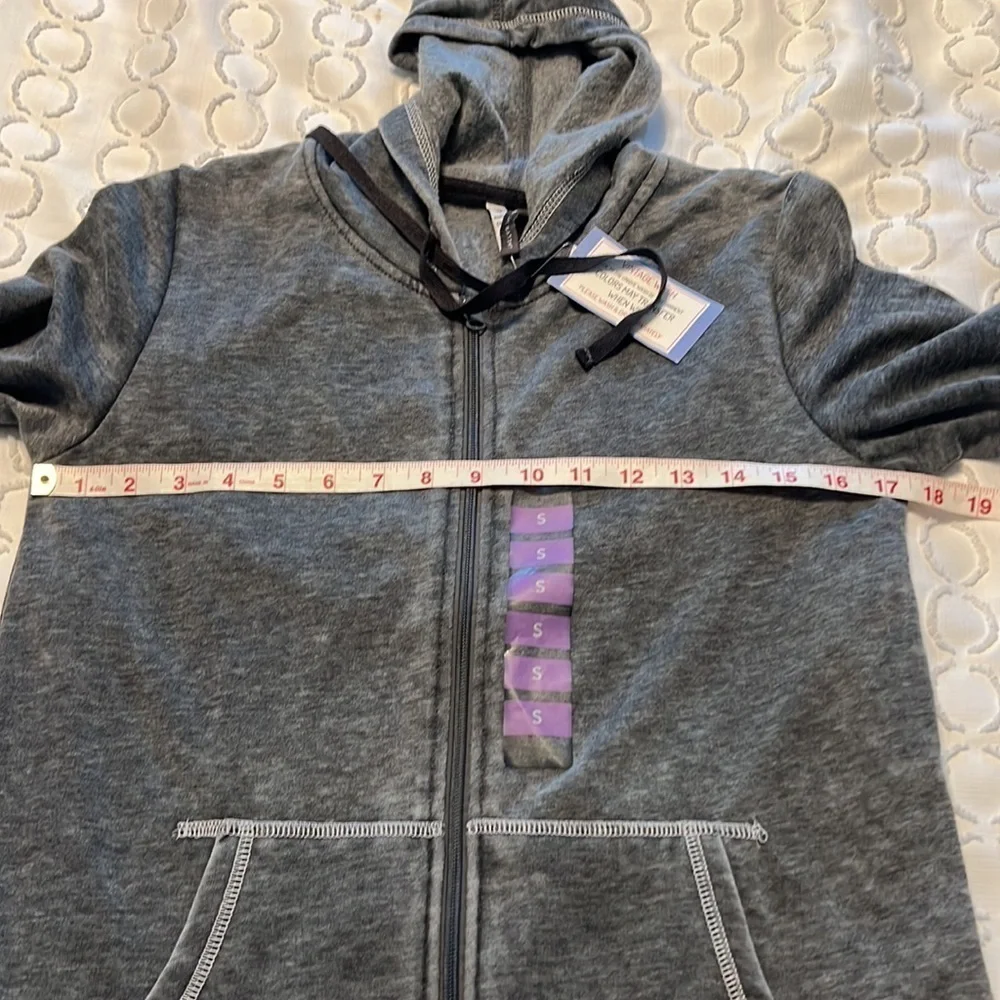 Jaclyn Smith small lightweight zip up hoodie NWT